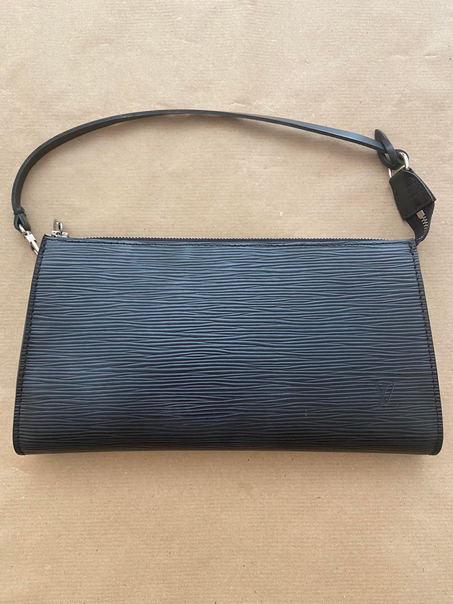 LOUIS VUITTON ACCESSOIRE CLUTCH/WRIST BAG, patent leather with